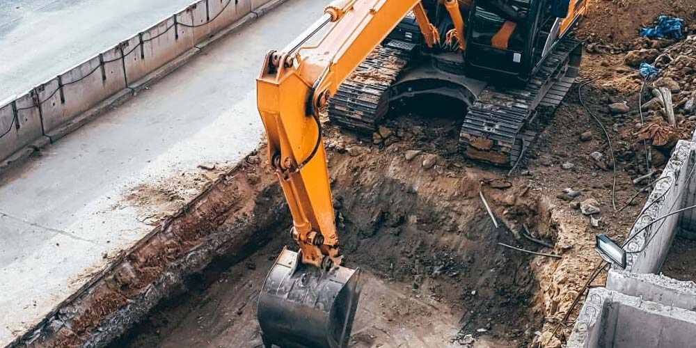 Изкопните работи са важна част от строителството и могат да включват изкопаване на фундаменти, изкопаване на ями за водопроводни и канализационни тръби