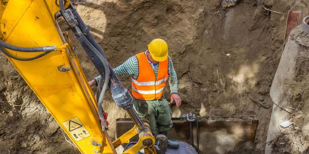 Изкопните услуги включват редица дейности, свързани с изкопаване на земя, за да се подготви терена за поставяне на основи, тръби, кабели и други инфраструктурни съоръжения